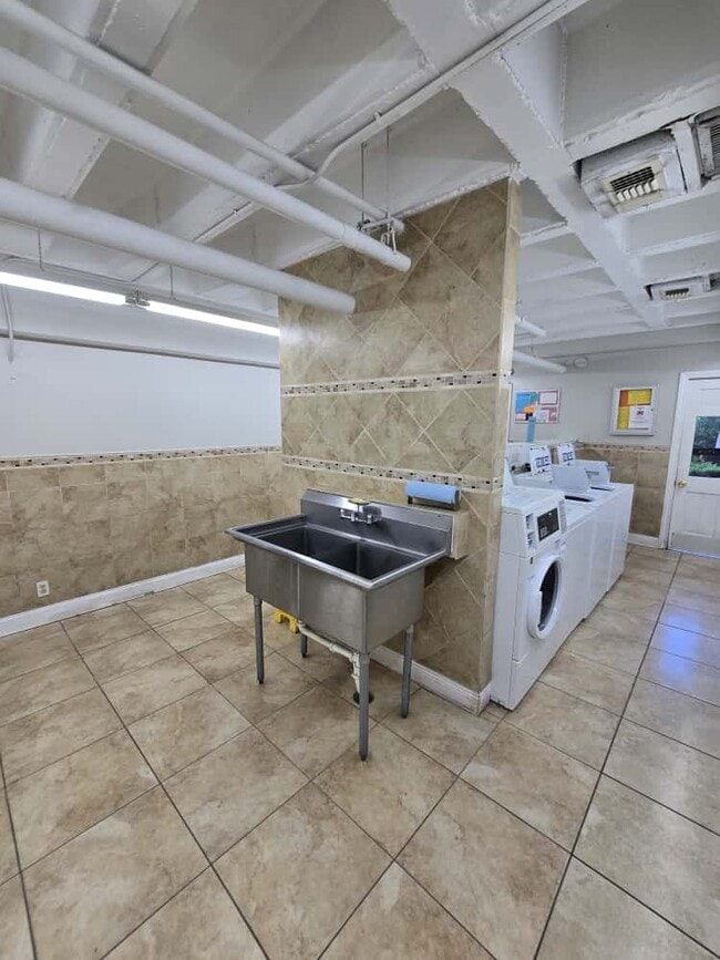 Building Photo - 8401 N New Braunfels Ave