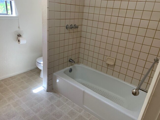 Building Photo - One Bedroom, Stand alone apartment on priv...