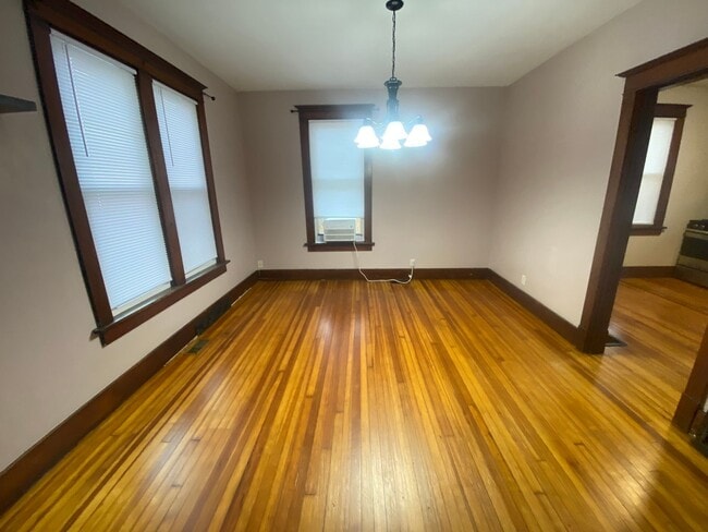 Building Photo - Sharp 2BR Davenport House