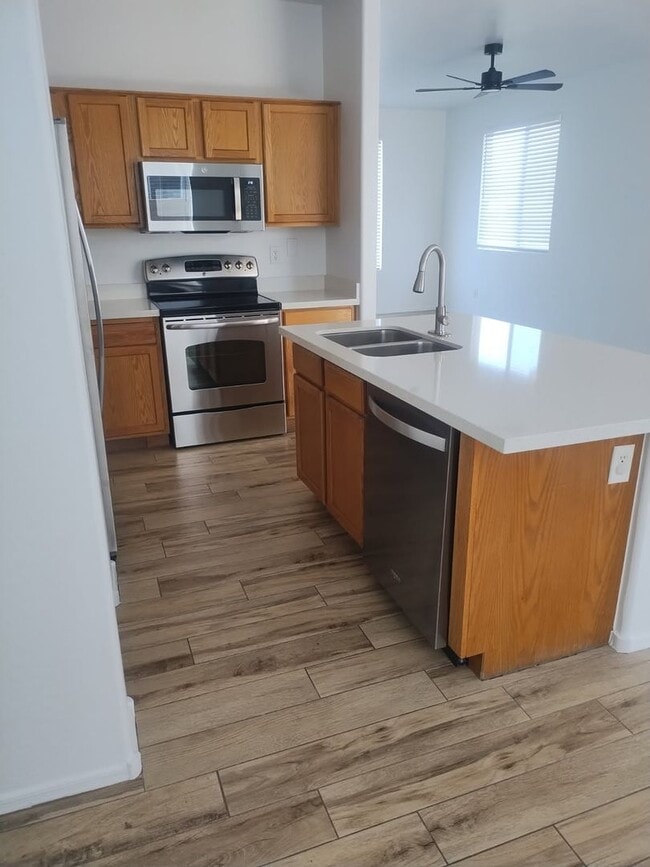 Building Photo - 51st Ave and Broadway, 3 bed, 2.5 bath, Fr...