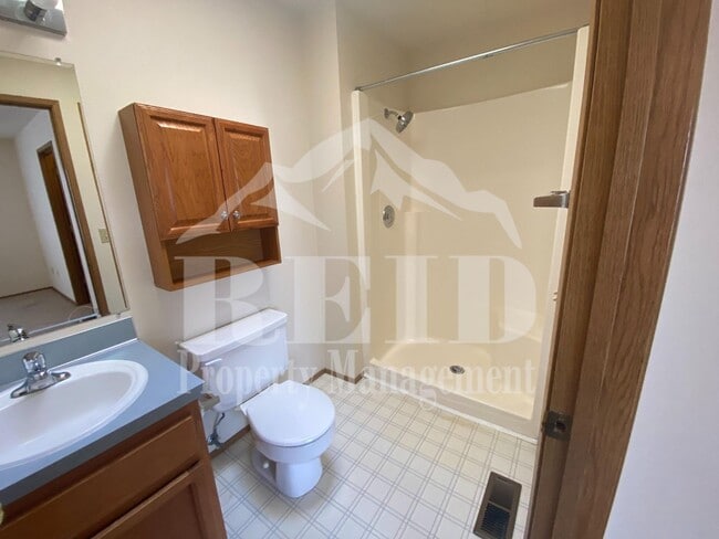 Building Photo - Ridgetop / Island Lake home located in a cul-de-sac