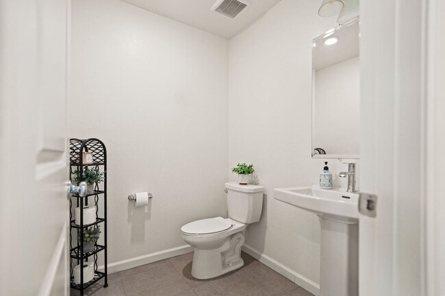 Building Photo - Multi-Generational Home!