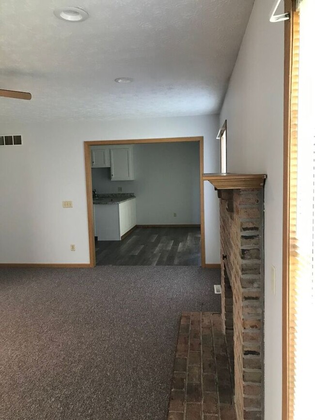 Building Photo - 3 Bedroom Duplex- North Canton- Frank Rd