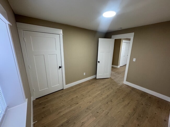 Building Photo - 218 S Oak St