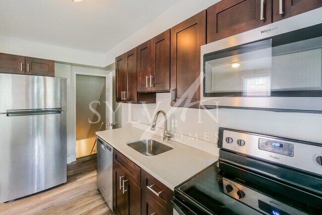 Building Photo - Charming 3 level townhome
