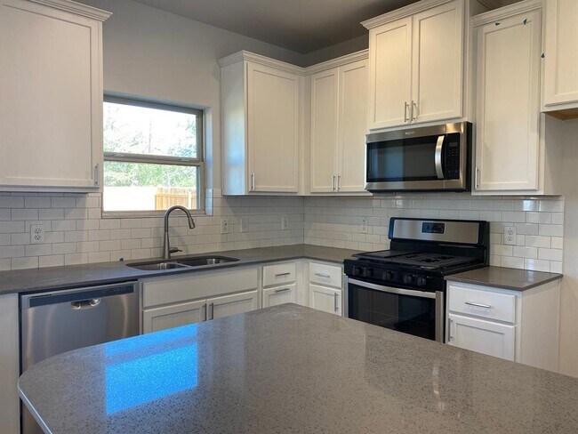 Building Photo - 213 Rend Dr