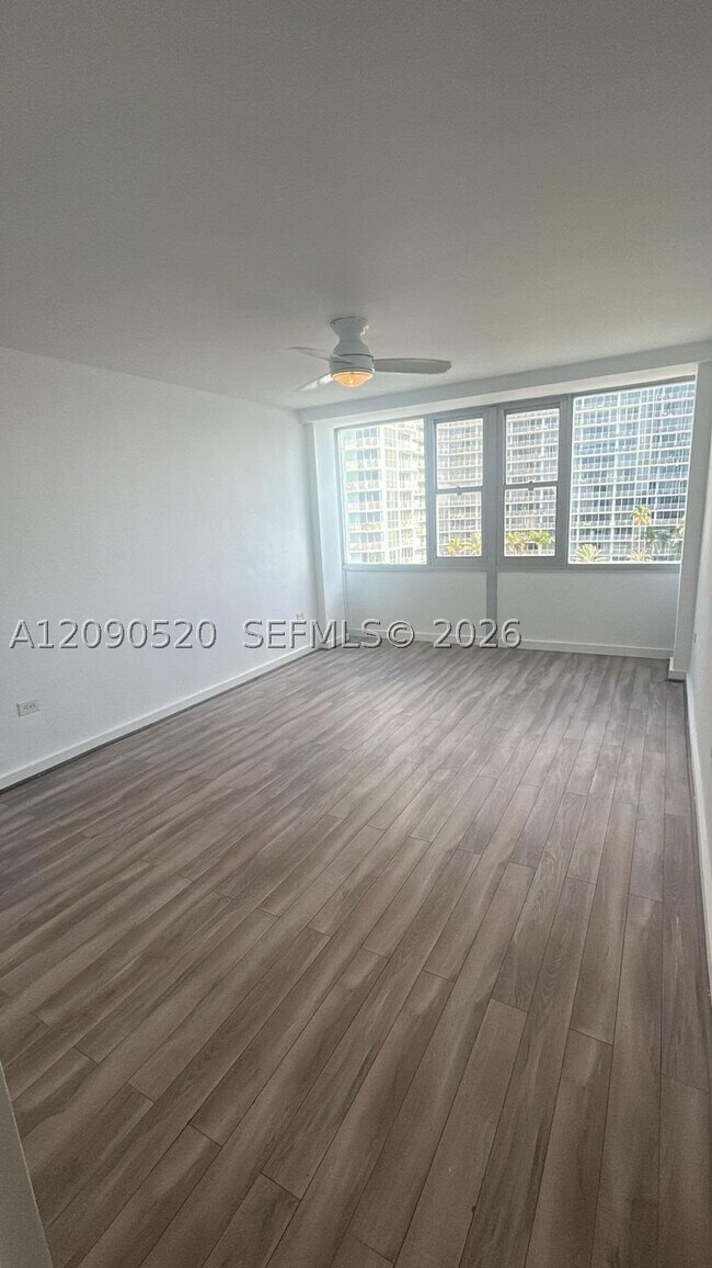 Building Photo - 7545 E Treasure Dr