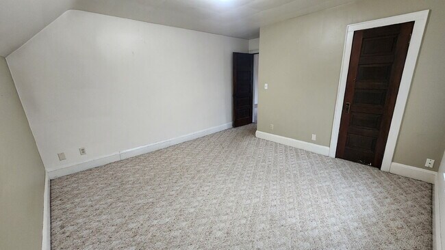 Building Photo - 2 Bedroom, 1 Bathroom Duplex with Private Balcony - Available June 1st