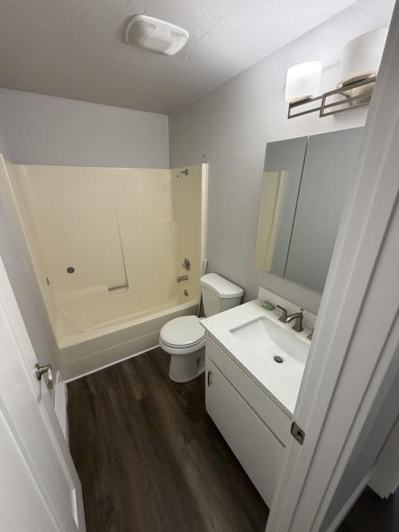 Building Photo - 908 E Violet Ave