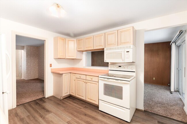 Building Photo - Vintage 5 bed Home in Green Mountain Estat...