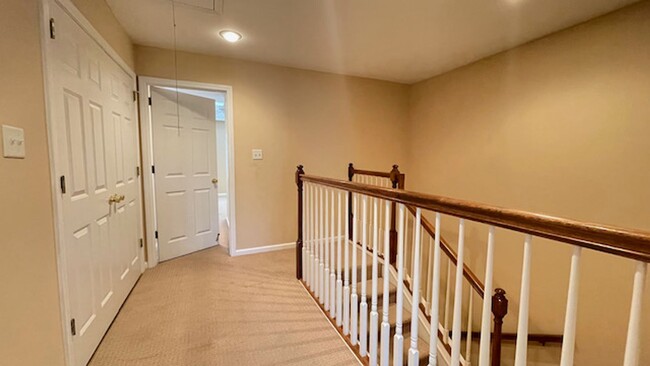 Building Photo - 2 Bedroom, 2.5 Bathrooms Townhome in the H...