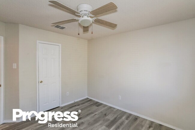 Building Photo - 1613 White Oak Rd