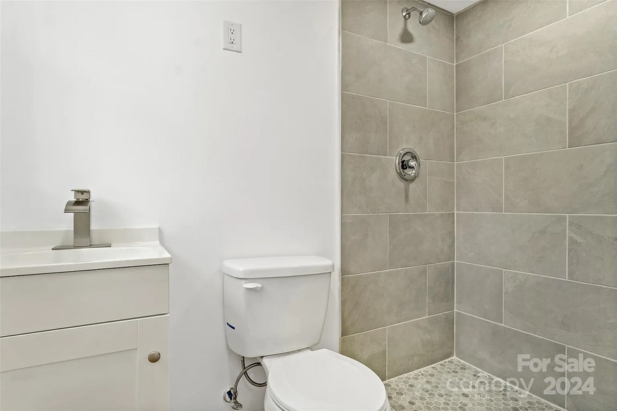 Downstairs Unit B - 228 Barrett Rd