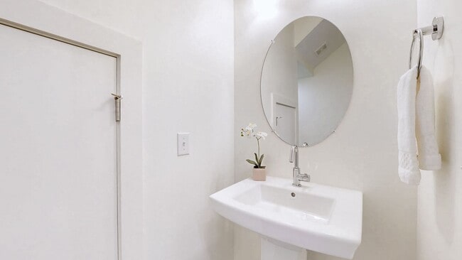Building Photo - 3 Bedroom 2.5 bath Townhome with Luxury Finishes in Franklin