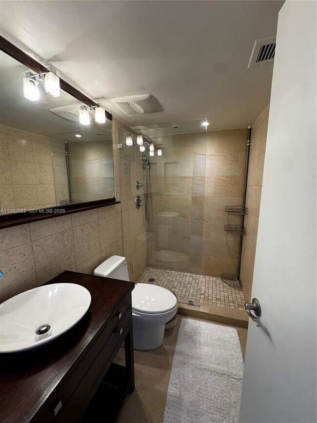 Building Photo - 1632 S Bayshore Ct