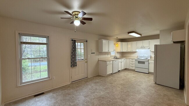 Building Photo - 3 Bedroom Rambler in Spotslvania