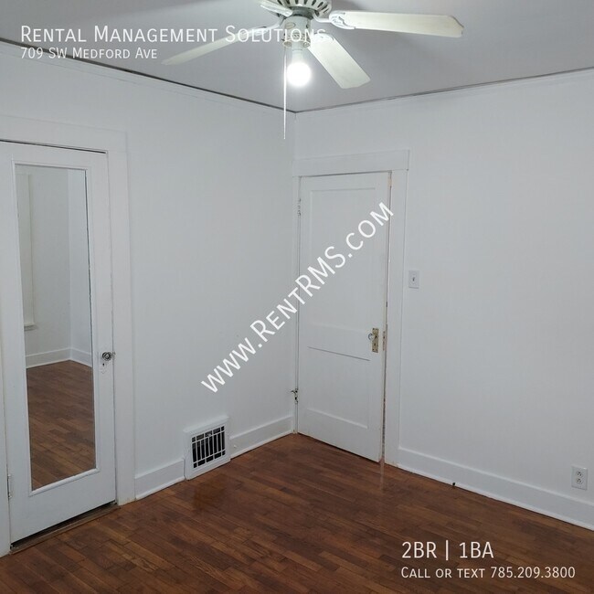 Building Photo - 709 SW Medford Ave