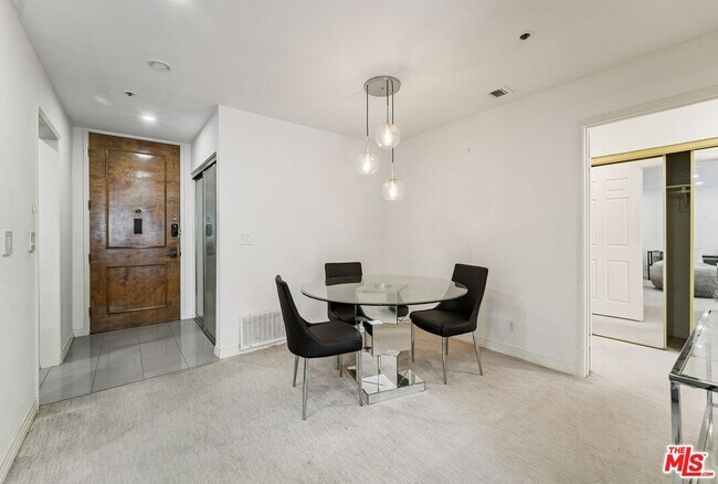 Building Photo - 121 S Hope St