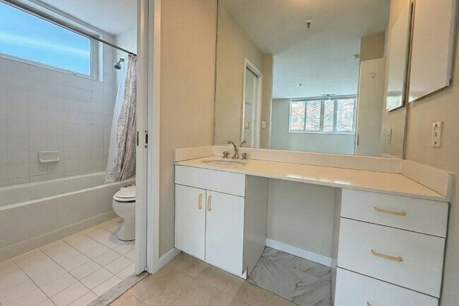 Building Photo - 4 Canal Park