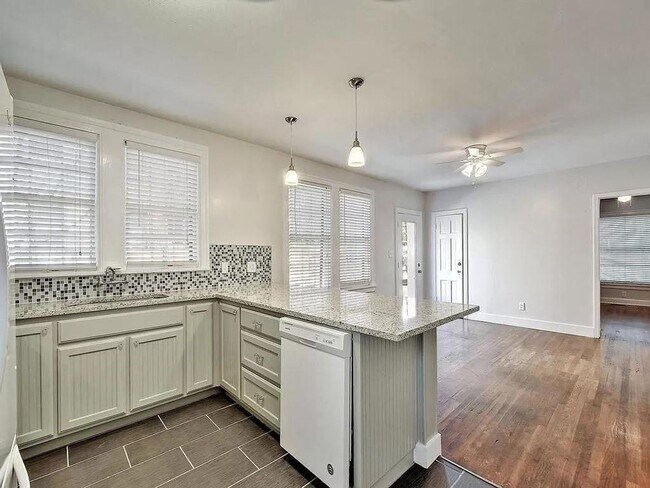 Building Photo - Remodeled 6 Bedroom Walking Distance to UT