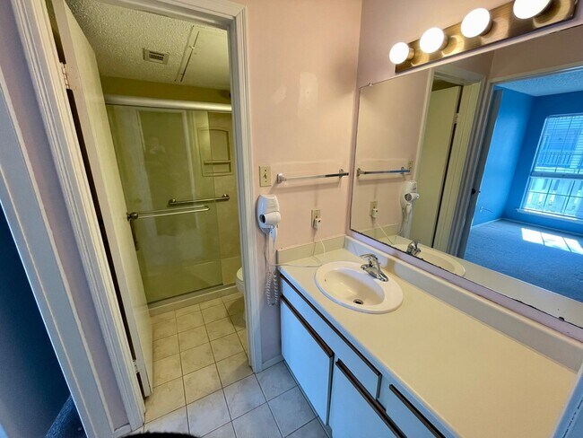 Building Photo - Expansive One Bedroom in Winding Hollow!