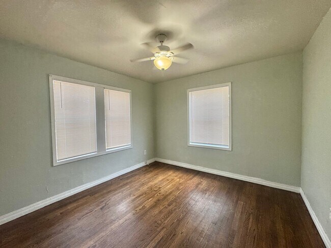 Building Photo - 1000 N Tabor Dr
