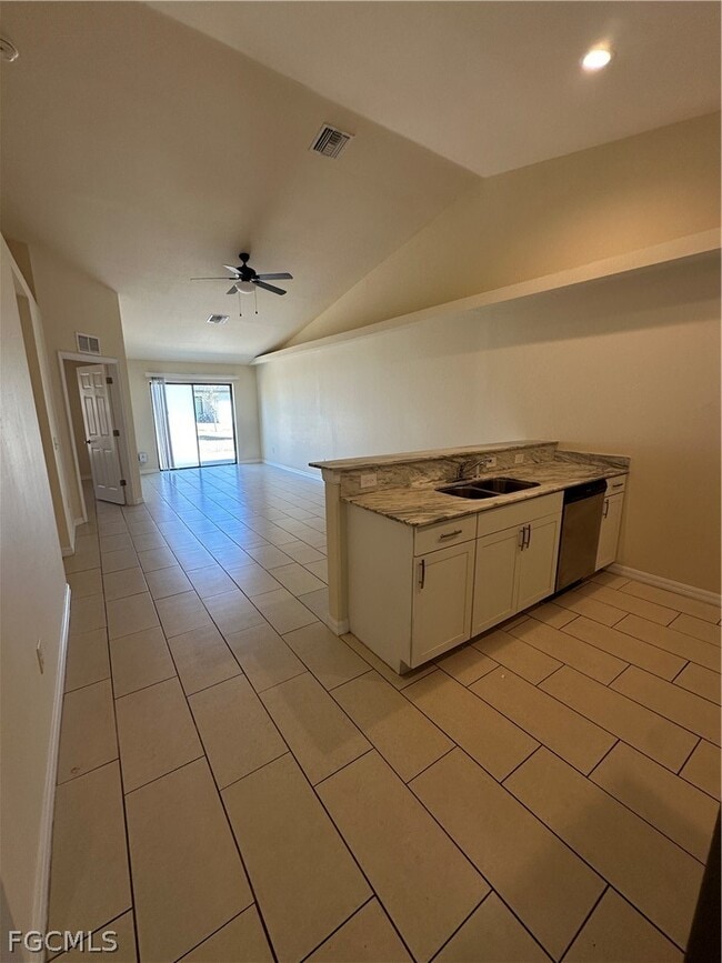 Building Photo - 4521 SW 9th Ave