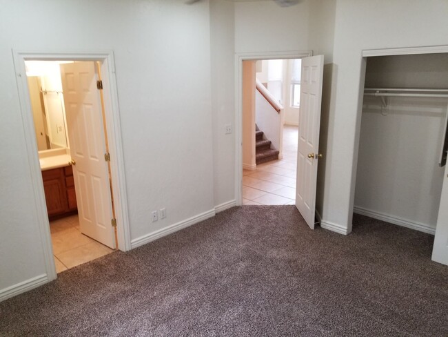 Building Photo - Westside 4 Bed, 2.75 Bath Townhouse w/Gara...
