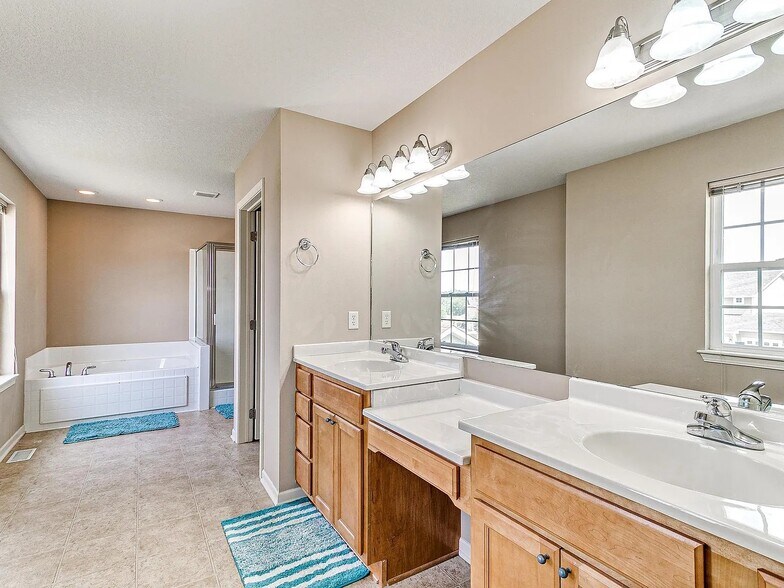 Building Photo - 15222 Aurora Cir