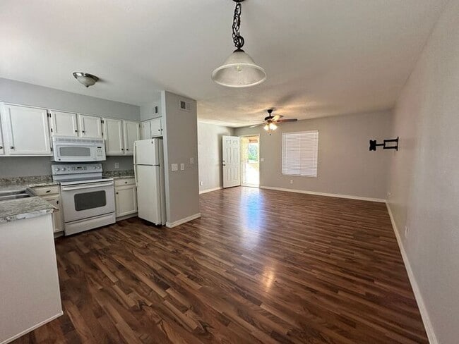 Building Photo - MOVE IN SPECILAS!! HALF MONTH RENT FREE!! ...