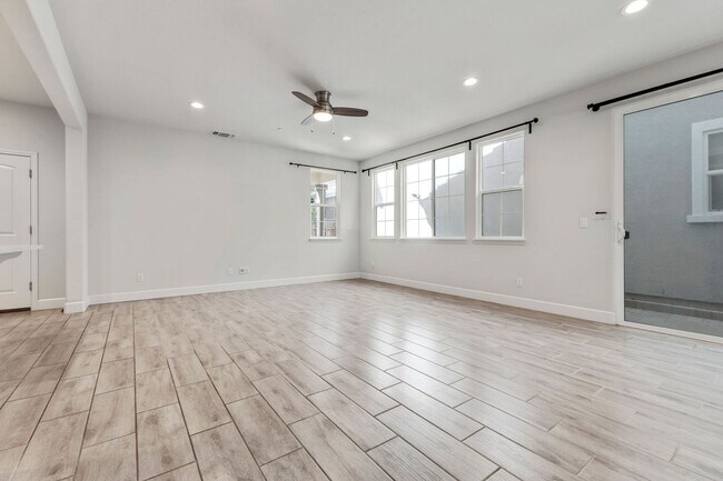 Building Photo - 3 Bed, 3 Bath East Garrison