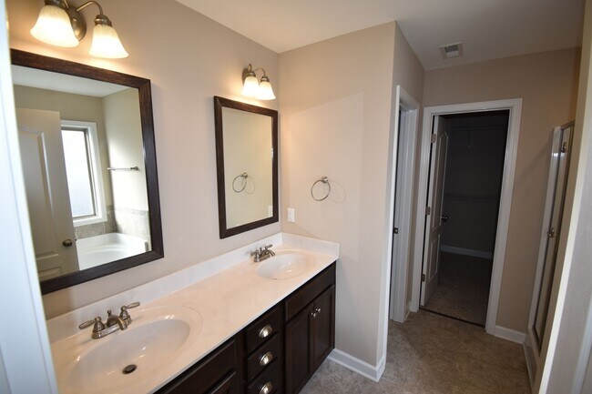 Building Photo - 4 Bedrooms and 2.5 Baths- PET CONSIDERED!