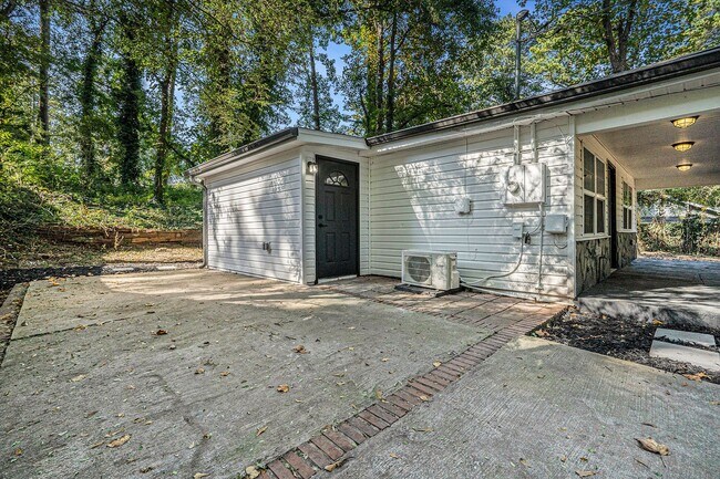 Building Photo - Fully Renovated Cottage near Downtown Smyrna!