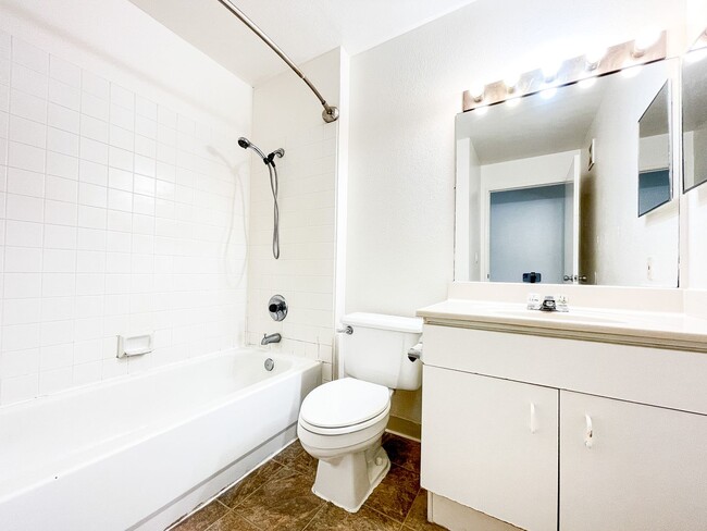 Building Photo - Gardens at Launani! Pet Friendly with A/C!