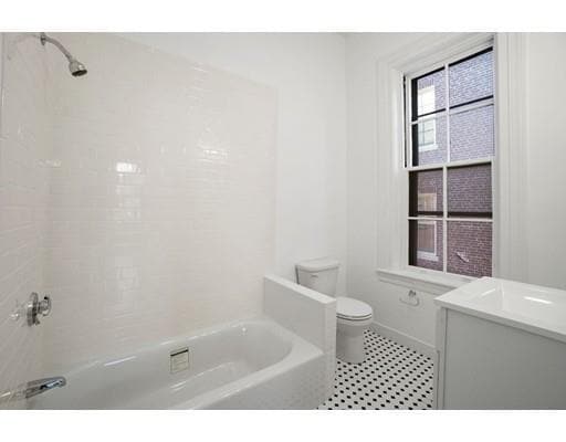 Building Photo - 267 Clarendon St