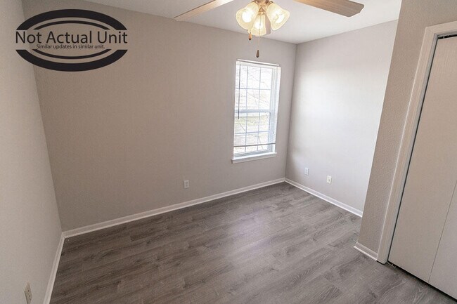 Building Photo - 5000 Derby Ridge Dr