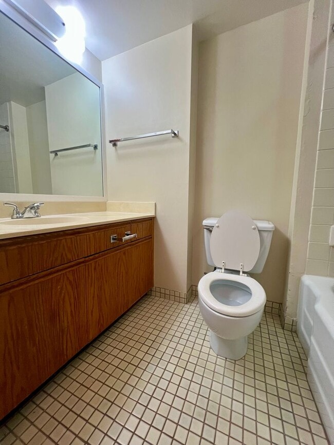 Building Photo - Charming & Convenient Studio, Great Building