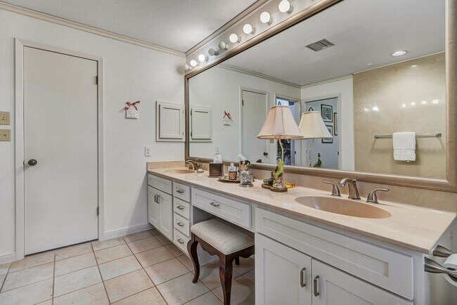 Building Photo - LUXURY 3-BEDROOM TOWNHOME IN ALAMO HEIGHTS