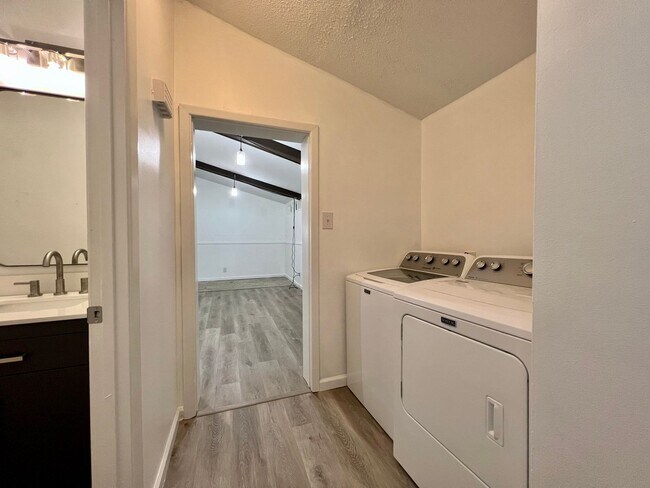 Building Photo - ADORABLE CONTEMPORARY 2 BEDROOM IN THE HEART OF WEST HILLS!!!