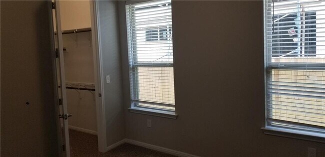 Building Photo - 908 Kingston Pl