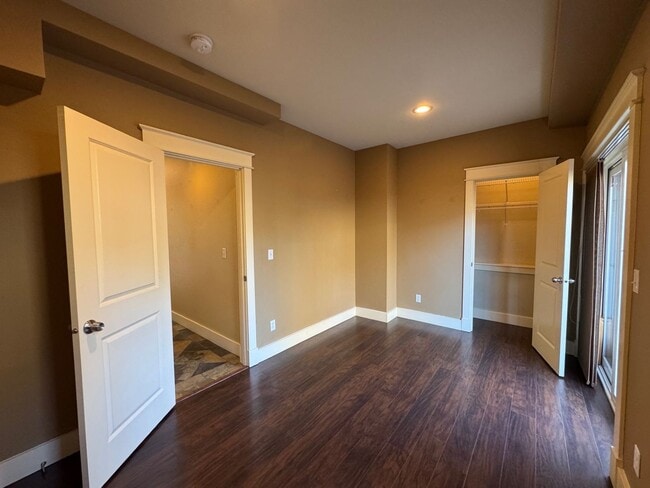 Building Photo - Cozy 3 bed 2.5 bath townhome on North Quee...
