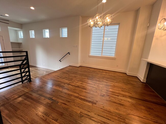 Building Photo - Three Story Townhome in the Heights Now Av...