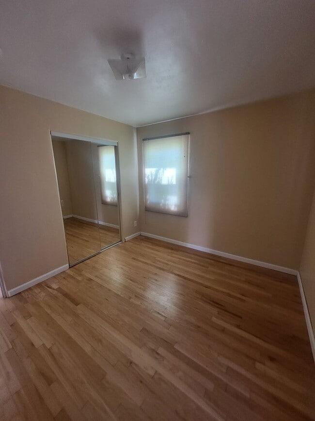 Building Photo - Cute Quiet  2 bedroom 1 Bath 1100/SF Home