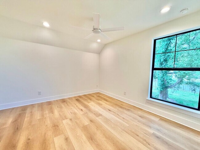 Building Photo - Brand New Custom 5/3.5 Home Steps from Downtown Winter Garden!