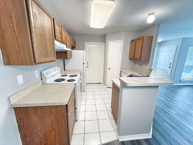 Building Photo - Spacious 3 Bedroom, 2 Bath Duplex with 1-C...