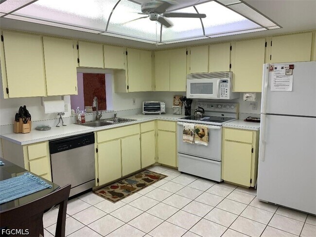 Building Photo - 1739 Golf Club Dr