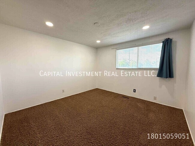 Building Photo - 1102 E Sego Lily Dr