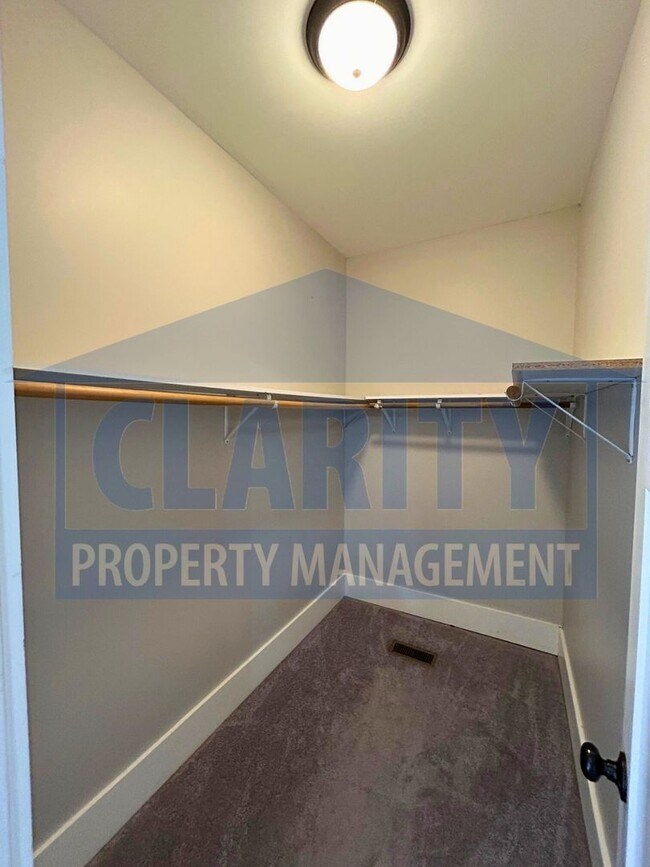 Building Photo - Modern townhome w/ master-on-main!