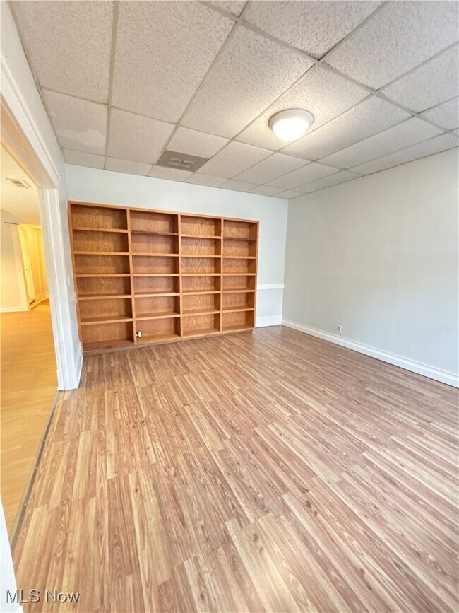 Building Photo - 1066 E 62nd St