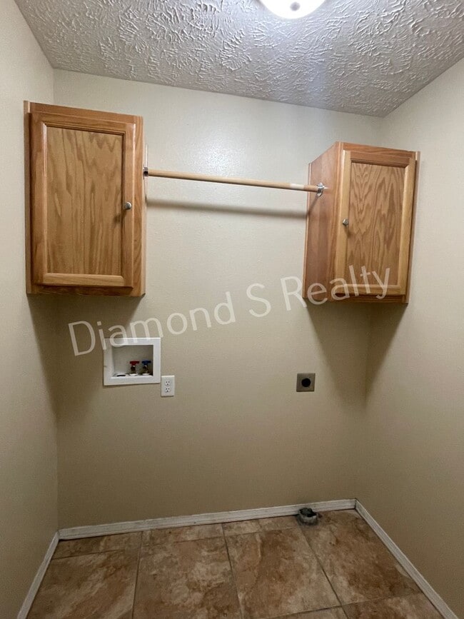 Building Photo - 3 Bedroom Duplex Available!